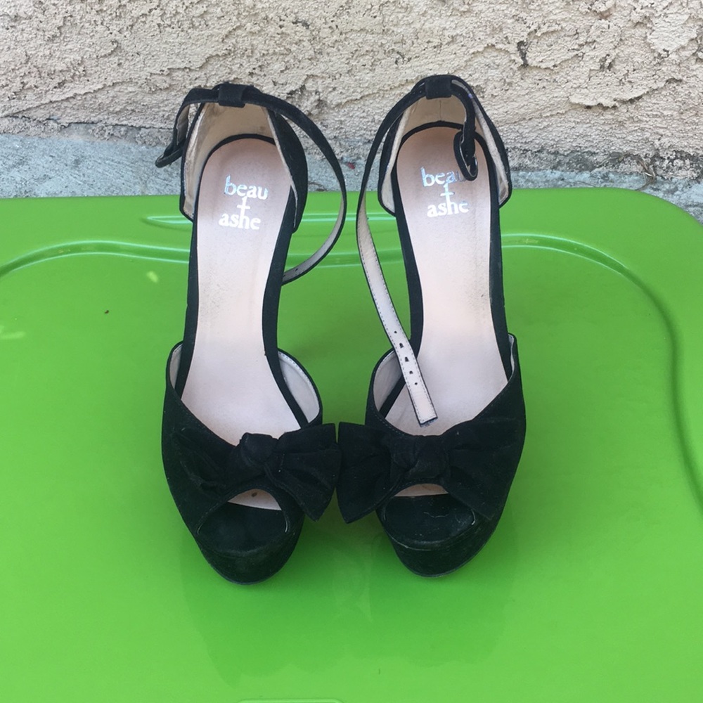 Like new black bow high heels